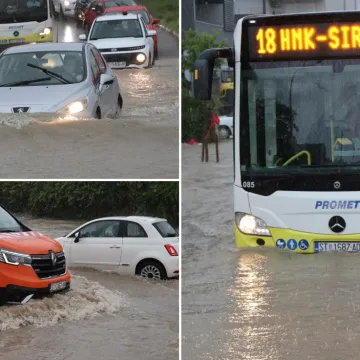 Obilna ki&scaron;a se obru&scaron;ila na Split: Automobili i autobus zaglavili usred vodene bujice