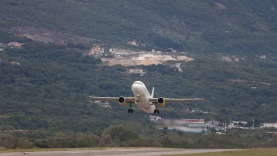 Avion pun sumnjivih ljudi doletio u Crnu Goru: Tajming je bio ključan, sve će ih deportirati