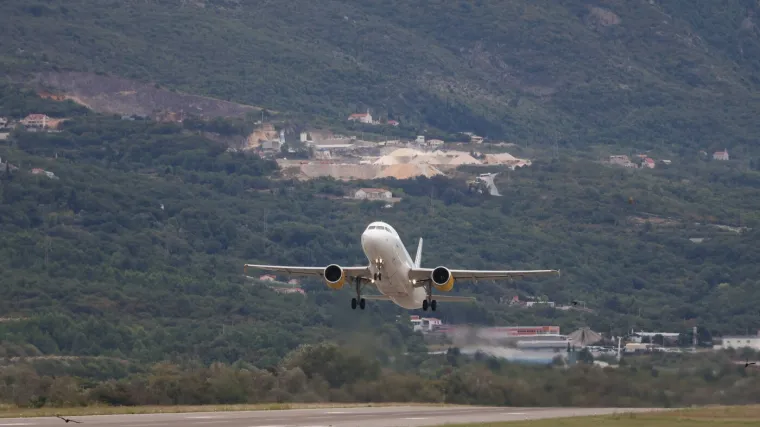Avion pun sumnjivih ljudi doletio u Crnu Goru: Tajming je bio ključan, sve će ih deportirati
