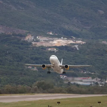 Avion pun sumnjivih ljudi doletio u Crnu Goru: Tajming je bio ključan, sve će ih deportirati