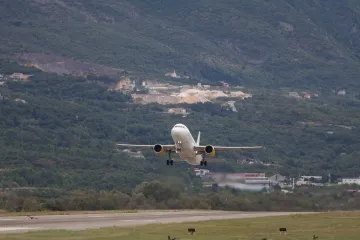 Avion pun sumnjivih ljudi doletio u Crnu Goru: Tajming je bio ključan, sve će ih deportirati