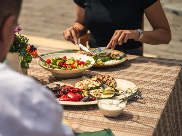 Vege ro&scaron;tilj u režiji Meri Golda&scaron;ić i chefa &Scaron;pičeka: halloumi, povrće sa žara i osvježavajući dressing koji spaja sve okuse
