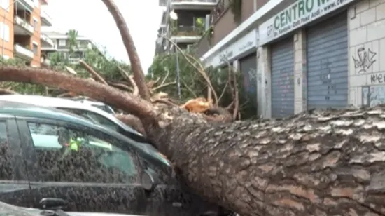 Tornado pogodio Rim! Olujni vjetar čupao prometne znakove, raznosio krovove i ru&scaron;io stabla
