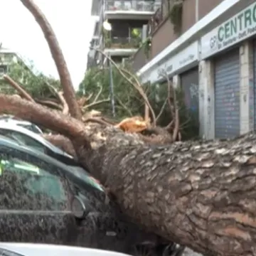 Tornado pogodio Rim! Olujni vjetar čupao prometne znakove, raznosio krovove i ru&scaron;io stabla