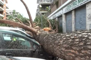 Tornado pogodio Rim! Olujni vjetar čupao prometne znakove, raznosio krovove i ru&scaron;io stabla