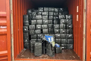 Carinici zaplijenili golemu po&scaron;iljku kokaina skrivenu među kakaom, dileri sami upali u zamku
