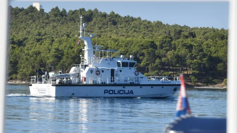 Užas u Puli: Na&scaron;li mrtvo tijelo kraj potopljenog glisera. Petero Talijana se nasukalo kod Oliba