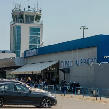Batina&scaron;i, navijači, kikboksač i bodybuilder: Otkriveno tko su Srbi vraćeni iz Crne Gore i &scaron;to je nađeno u avionu