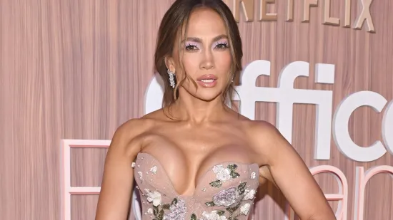Provokativna haljina jedva je zadržala bujne grudi Jennifer Lopez: 'Nije prije imala ovakve'