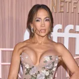 Provokativna haljina jedva je zadržala bujne grudi Jennifer Lopez: 'Nije prije imala ovakve'