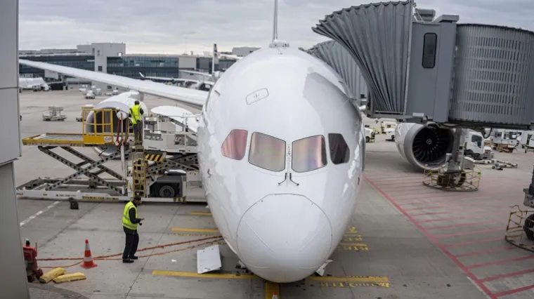 Zrakoplovu Boeing 787 pukao prednji stajni trap: Objavljena snimka