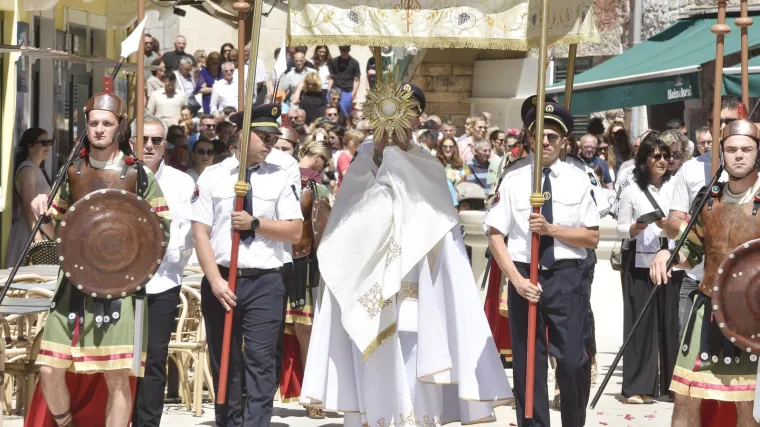 Misa i procesija okupile stotine vjernika: Pogledajte kako je protekla proslava Tijelova