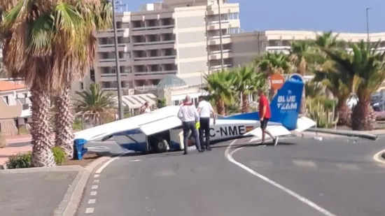 Turisti bježali od aviona prije nego &scaron;to se sru&scaron;io na cestu! Pilot i kopilot i&scaron;etali iz olupine