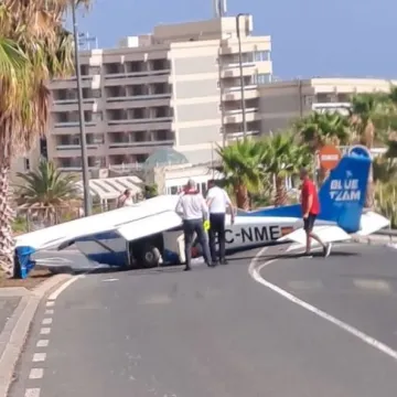 Turisti bježali od aviona prije nego &scaron;to se sru&scaron;io na cestu! Pilot i kopilot i&scaron;etali iz olupine