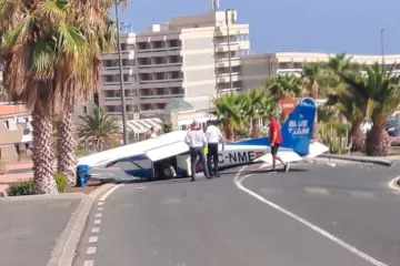 Turisti bježali od aviona prije nego &scaron;to se sru&scaron;io na cestu! Pilot i kopilot i&scaron;etali iz olupine