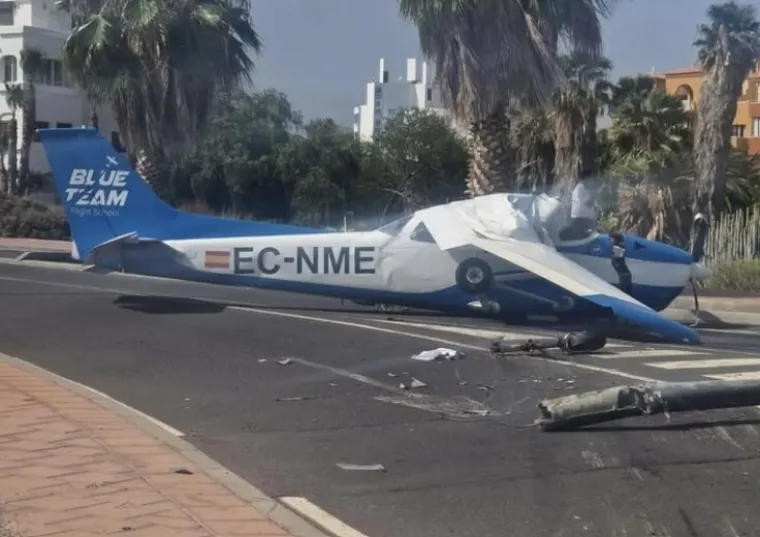 Turisti bježali od aviona prije nego &scaron;to se sru&scaron;io na cestu! Pilot i kopilot i&scaron;etali iz olupine