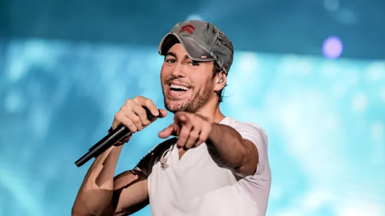 Enrique Iglesias snimljen u zagrljaju s tajnom obožavateljicom, a pali su i poljupci