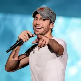 Enrique Iglesias snimljen u zagrljaju s tajnom obožavateljicom, a pali su i poljupci