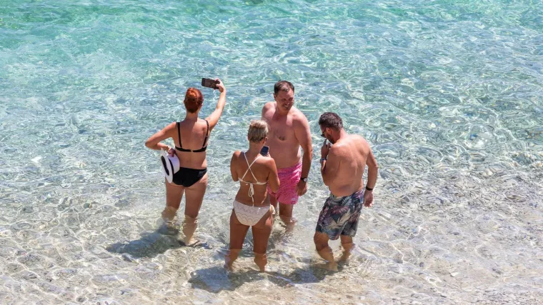 Produženi vikend izmamio kupače na plaže: Pogledajte prizore iz Splita i Dubrovnika
