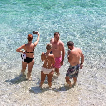 Produženi vikend izmamio kupače na plaže: Pogledajte prizore iz Splita i Dubrovnika