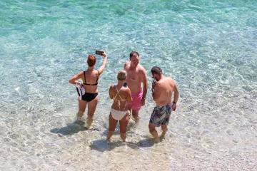 Produženi vikend izmamio kupače na plaže: Pogledajte prizore iz Splita i Dubrovnika