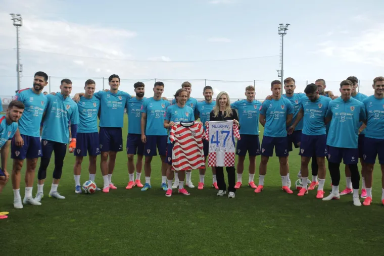 Neočekivan gost u kampu Vatrenih: Modrić joj poklonio dres s posebnim brojem
