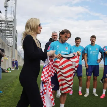 Neočekivan gost u kampu Vatrenih: Modrić joj poklonio dres s posebnim brojem