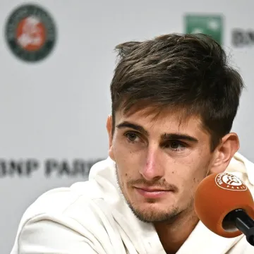 &Scaron;ok u Parizu! Mladi Talijan zbog te&scaron;ke viroze predao polufinale Roland Garrosa
