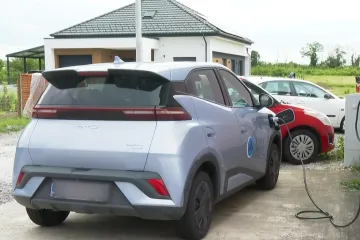 Ugradili su solarne panele i pre&scaron;li na električne automobile: 'Tro&scaron;kove smo sveli na minimum'