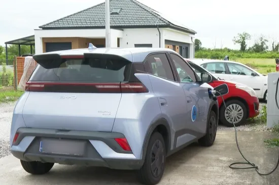 Ugradili su solarne panele i pre&scaron;li na električne automobile: 'Tro&scaron;kove smo sveli na minimum'