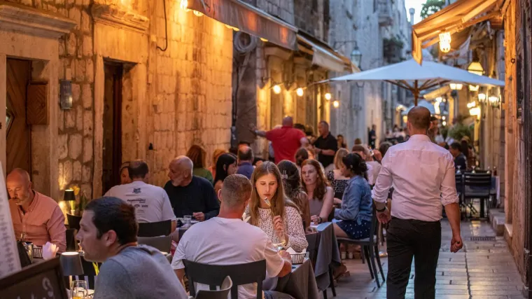 Napojnice u restoranima - da ili ne? Pitali smo Hrvate za mi&scaron;ljenje: 'Za&scaron;to čistačima ne ostavite euro?'