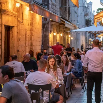 Napojnice u restoranima - da ili ne? Pitali smo Hrvate za mi&scaron;ljenje: 'Za&scaron;to čistačima ne ostavite euro?'