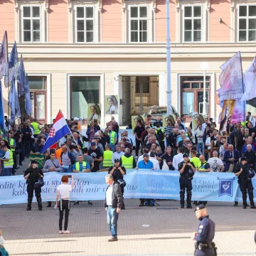 Molitelji opet na Trgu: Nakon krunice ovoga puta je uslijedila i procesija. Evo o čemu je riječ