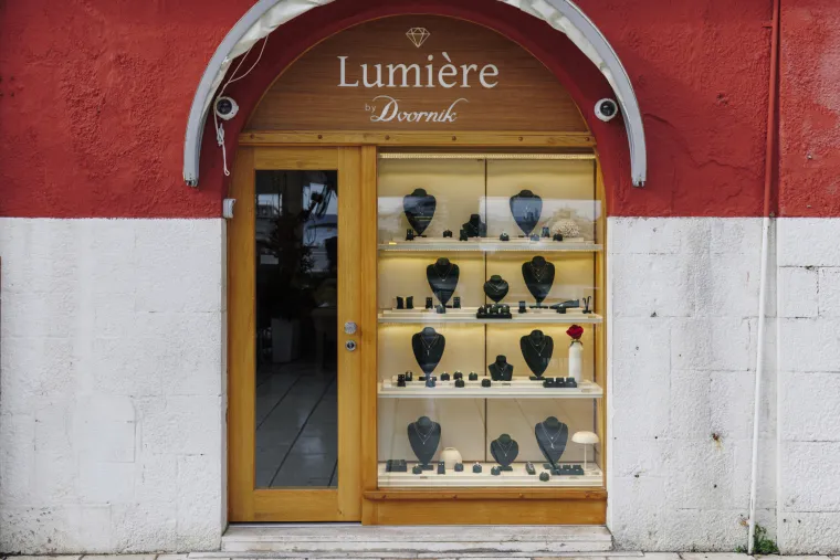 U Splitu svečano otvoren Lumi&egrave;re by Dvornik, a za&scaron;titno lice je Maja &Scaron;uput