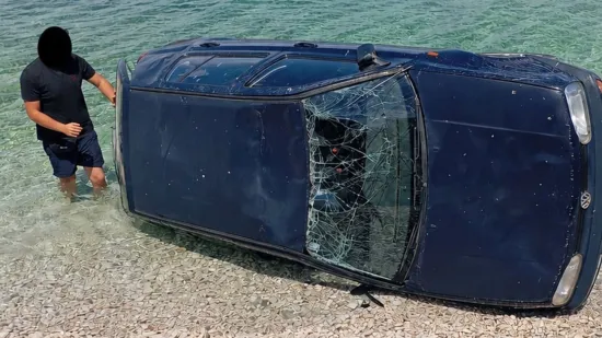 Automobil zavr&scaron;io u moru na rivi, mje&scaron;tani u nevjerici