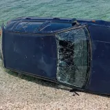 Automobil zavr&scaron;io u moru na rivi, mje&scaron;tani u nevjerici