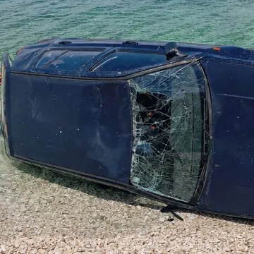 Automobil zavr&scaron;io u moru na rivi, mje&scaron;tani u nevjerici