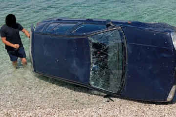 Automobil zavr&scaron;io u moru na rivi, mje&scaron;tani u nevjerici