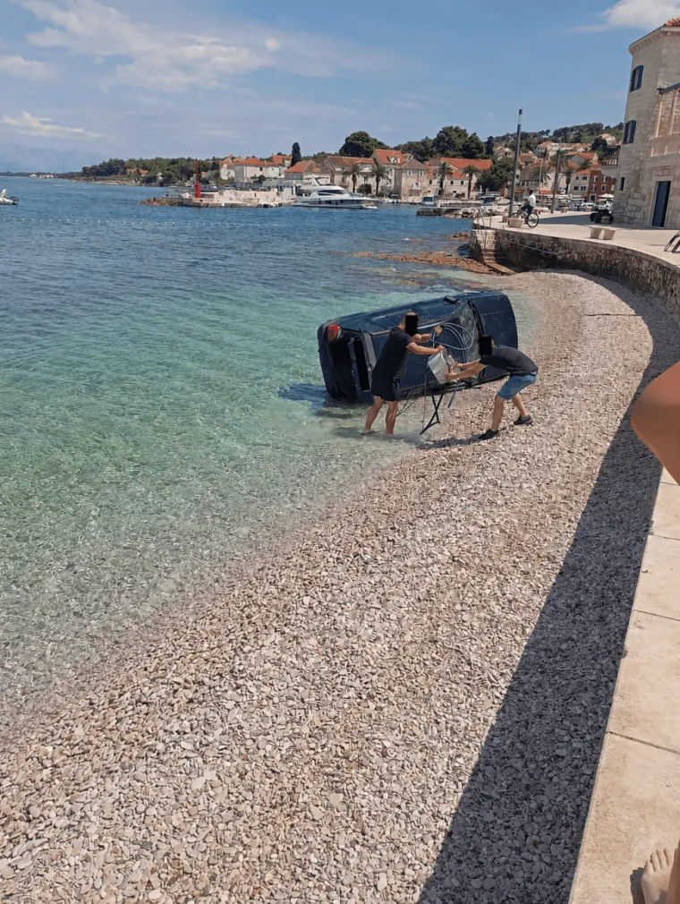 Automobil zavr&scaron;io u moru na rivi, mje&scaron;tani u nevjerici