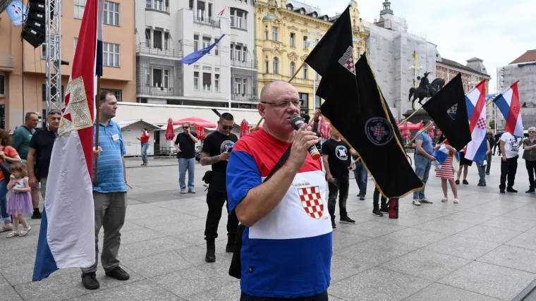 Keleminec s deset pripadnika razvio crne zastave prije dolaska Povorke ponosa