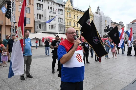 Na Trgu ih već čekaju: Keleminec s deset pripadnika razvio crne zastave prije dolaska Povorke ponosa