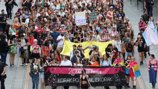 Dugine zastave i povici na Trgu bana Jelačića, Keleminec dočekao Povorku ponosa: 'Sotone'