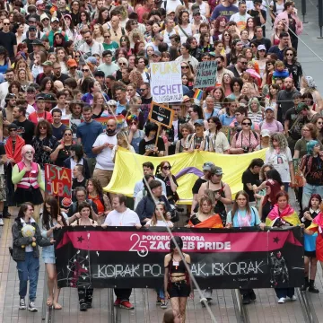 Dugine zastave i povici na Trgu bana Jelačića, Keleminec dočekao Povorku ponosa: 'Sotone'