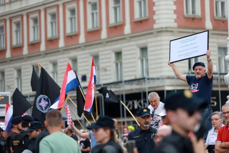 Dugine zastave i povici na Trgu bana Jelačića, Keleminec dočekao Povorku ponosa: 'Sotone'