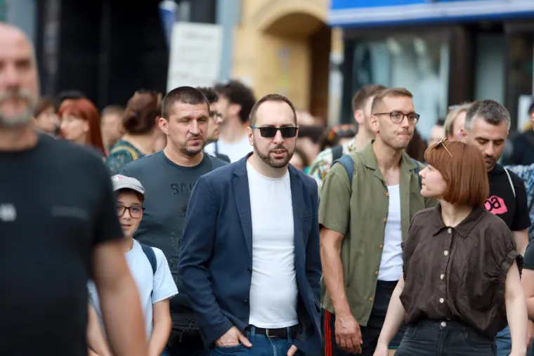 Dugine zastave i povici na Trgu bana Jelačića, Keleminec dočekao Povorku ponosa: 'Sotone'