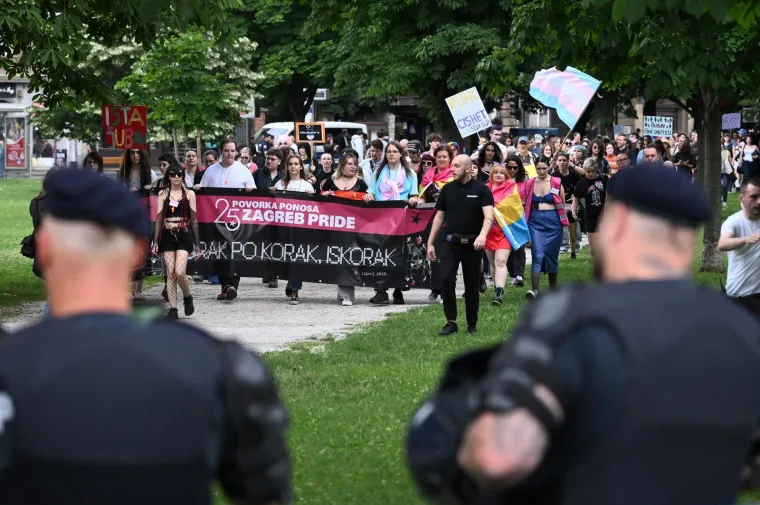 Dugine zastave i povici na Trgu bana Jelačića, Keleminec dočekao Povorku ponosa: 'Sotone'