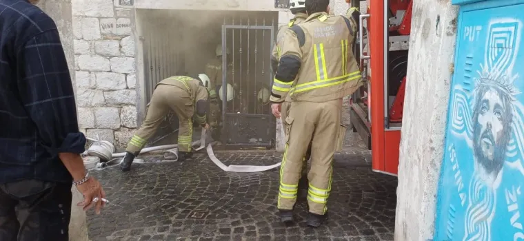 Vatra buknula među kamenim kućama: Vatrogasci u otežanim uvjetima spriječili veću katastrofu