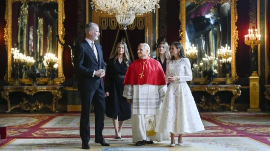 Samo odabrane smiju nositi ovu boju pred Papom: Kraljica Letizia je tu čast pretvorila u pun pogodak