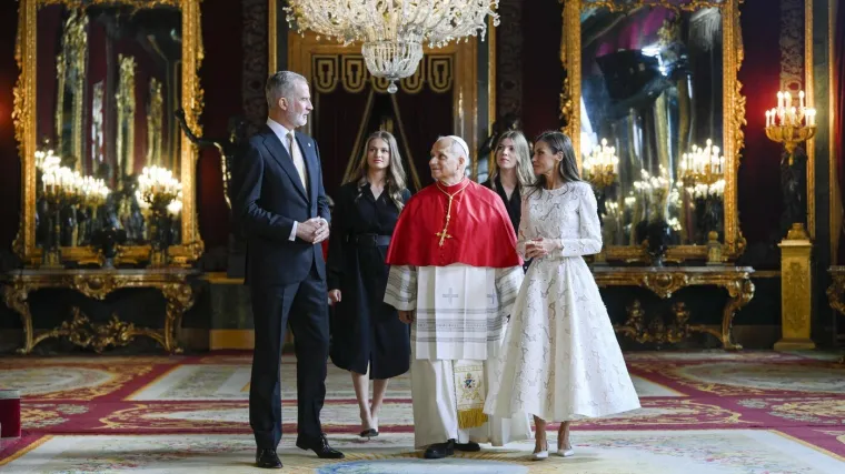 Samo odabrane smiju nositi ovu boju pred Papom: Kraljica Letizia je tu čast pretvorila u pun pogodak