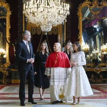 Samo odabrane smiju nositi ovu boju pred Papom: Kraljica Letizia je tu čast pretvorila u pun pogodak